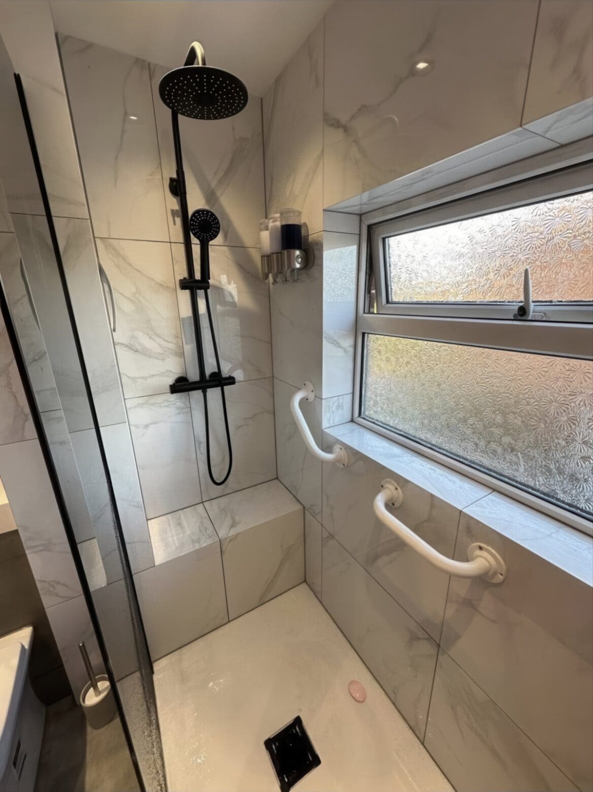 Light Filled Minimalism Bathroom Refurb 06xl